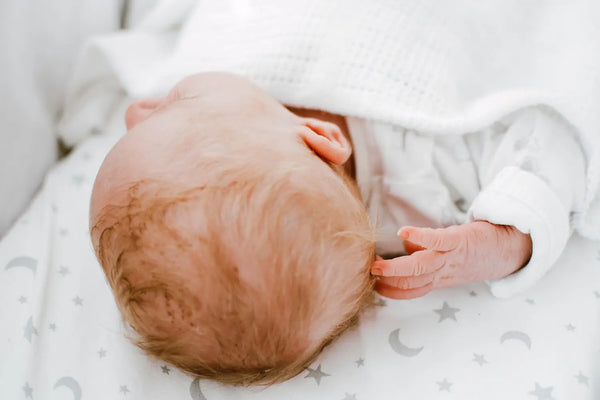 Croûtes de lait : Comment prendre soin du cuir chevelu de mon bébé
