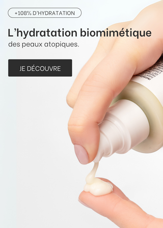 texture d'une crème sur un doigt avec écrit 'l'hydratation biomimétique des peaux atopiques'