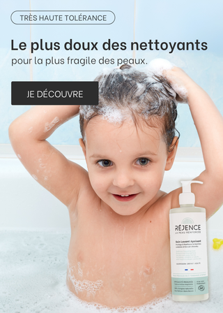enfant qui se lave les cheveux avec le soin lavant Réjence avec écrit "le plus doux des nettoyants pour la plus fragile des peaux".