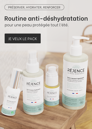 4 produits Réjence sur un tabouret de salle de bain avec écrit 'La routine anti-déshydratation pour une peau protégée tout l'été"