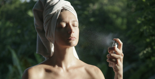 Guide complet : Comment utiliser une eau florale pour soulager l'eczéma ou la peau irritée