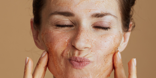 Gommage visage peau sensible : choisir le bon soin pour ne pas agresser sa peau !