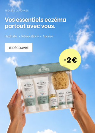 Trousse de voyage Réjence tenue dans des mains avec le ciel en arrière plan et une pastille jaune -2€