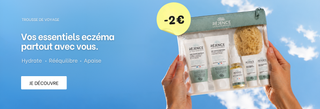 Trousse de voyage Réjence tenue dans des mains avec le ciel en arrière plan et une pastille jaune -2€