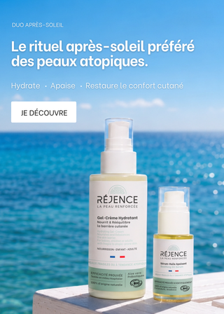 Le gel-crème hydratant et le sérum-huile apaisant posés sur une rambarde avec la mer en arrière plan.