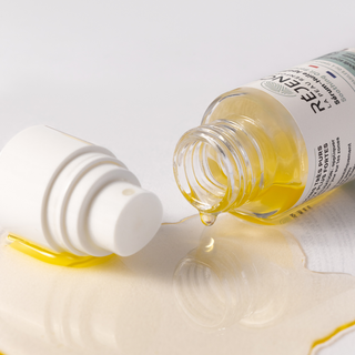 Sérum-huile Réjence ouvert qui coule avec de l'huile. 