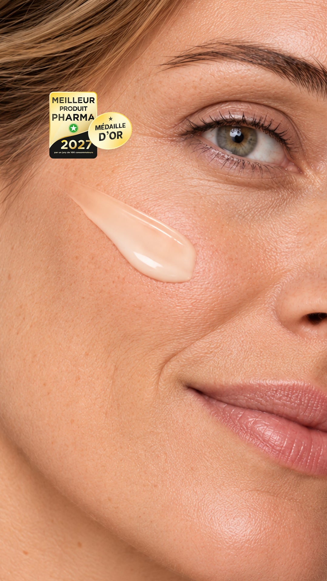 Femme avec une trace de soin correcteur de teint sur la joue