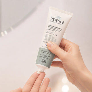 Application de la Crème riche SOS sécheresses et squames sur une main