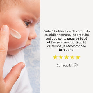 Une main applique le gel-crème hydratant Réjence sur la joue d'un bébé à côté d'un avis client cinq étoiles sur la routine prévention eczéma bébé Réjence.
