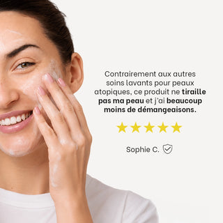 Utilisatrice appliquant le Soin Lavant Apaisant Réjence avec avis client 5 étoiles sur le confort et la diminution des démangeaisons.