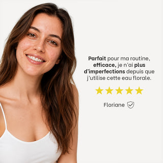 Portrait d’une femme souriante aux cheveux bruns accompagné d’un avis client 5 étoiles sur l’Eau Florale Purifiante Réjence, indiquant ne plus avoir d’imperfections depuis son utilisation.