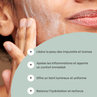 Bienfaits de la routine peau neuve avec une femme qui se nettoie le visage en fond. 
