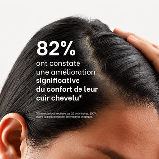 Gros plan sur un cuir chevelu sain avec une main posée sur les cheveux, illustrant une amélioration significative du confort du cuir chevelu observée lors de l'étude clinique de l'Eau Florale Cuir Chevelu Réjence.