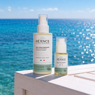 Duo Après-Soleil Réjence composé du Gel-Crème Hydratant et du Sérum-Huile Apaisant présenté au bord de la mer pour illustrer une routine de soin après une exposition au soleil.