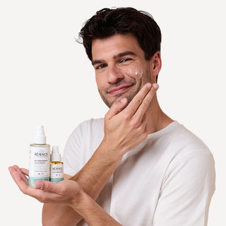 Homme appliquant le Gel-Crème Hydratant sur son visage tout en présentant le Duo Après-Soleil Réjence pour apaiser, réhydrater et nourrir la peau après le soleil.