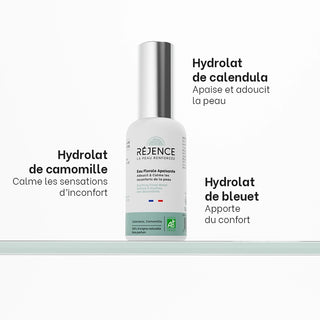 Eau Florale Apaisante Réjence mettant en avant ses trois hydrolats bio : calendula pour apaiser et adoucir, camomille pour calmer les sensations d'inconfort et bleuet pour apporter confort et fraîcheur à la peau.