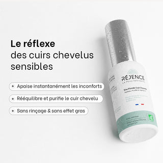 Flacon de l’Eau Florale Cuir Chevelu Réjence couvert de fines gouttelettes, présenté avec ses principaux bénéfices : apaiser instantanément les inconforts, rééquilibrer et purifier le cuir chevelu, sans rinçage ni effet gras.
