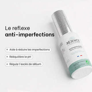 Flacon d’Eau Florale Purifiante Réjence couvert de fines gouttelettes sur fond blanc, accompagné de ses bénéfices : réduire les imperfections, rééquilibrer le pH de la peau et réguler l’excès de sébum.