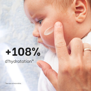 Application du Gel-crème hydratant bébé Réjence sur la joue d'un bébé illustrant une hydratation augmentée de 108 % après utilisation.