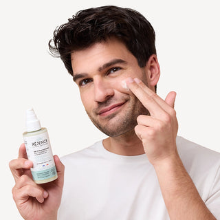 Homme appliquant le Gel-Crème Hydratant Réjence sur le visage pour apaiser les tiraillements et hydrater durablement la peau