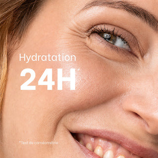 Gros plan sur une peau hydratée illustrant l'hydratation 24 heures apportée par la Crème riche SOS sécheresses et squames Réjence.