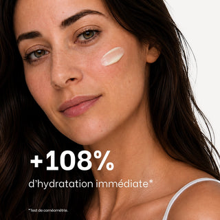 Utilisatrice appliquant le Gel-Crème Hydratant Réjence avec résultat démontrant une augmentation immédiate de l’hydratation cutanée