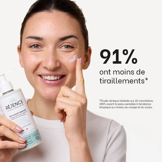 Utilisatrice tenant le Soin Lavant Apaisant Réjence avec résultat clinique montrant une réduction des sensations de tiraillement.