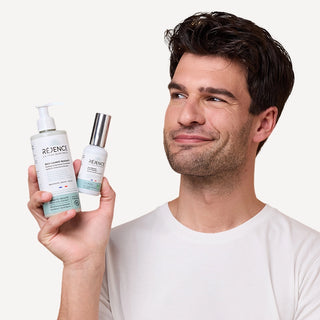 Homme souriant tenant le Soin Lavant Apaisant et l'Eau Florale Cuir Chevelu Réjence, mettant en avant une routine naturelle pour apaiser et rééquilibrer les cuirs chevelus sensibles.