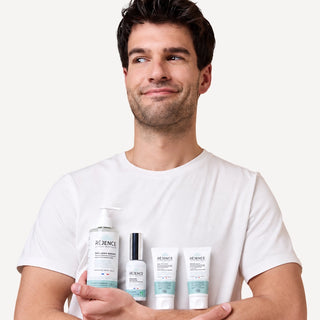 Homme tenant les quatre soins de la routine dermite séborrhéique Réjence destinés à apaiser les rougeurs, les squames et les démangeaisons du cuir chevelu ainsi que du visage.