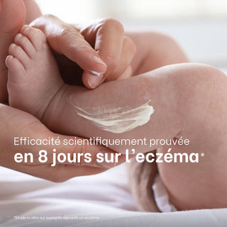 Une main applique la crème Réjence sur la jambe d'un bébé avec le message indiquant une efficacité scientifiquement prouvée en 8 jours sur les peaux sujettes à l'eczéma.
