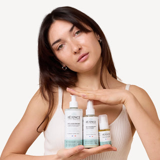 Femme présentant les trois soins de la routine prévention eczéma Réjence pour les peaux sensibles, atopiques et sujettes à l'eczéma.