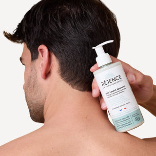 Homme utilisant le Soin Lavant Apaisant Réjence sur le cuir chevelu et le corps pour les peaux sensibles et à tendance atopique.