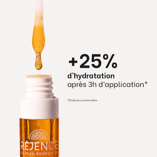 Gros plan sur le soin des lèvres nourrissant Réjence ouvert avec une l'applicateur laissant tomber une goutte de soin, illustrant une augmentation de 25 % de l'hydratation des lèvres après 3 heures d'application.